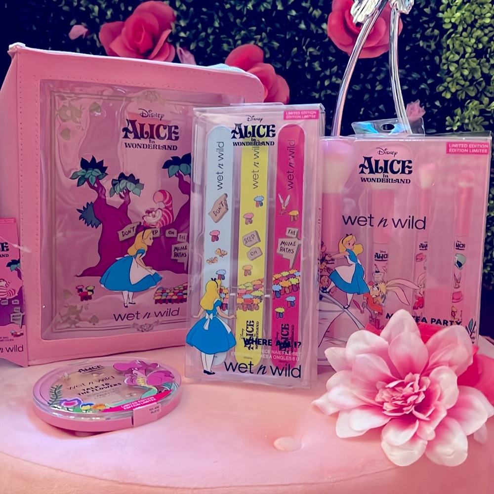 🩷🌸Alice and wonderland makeup bag bundle